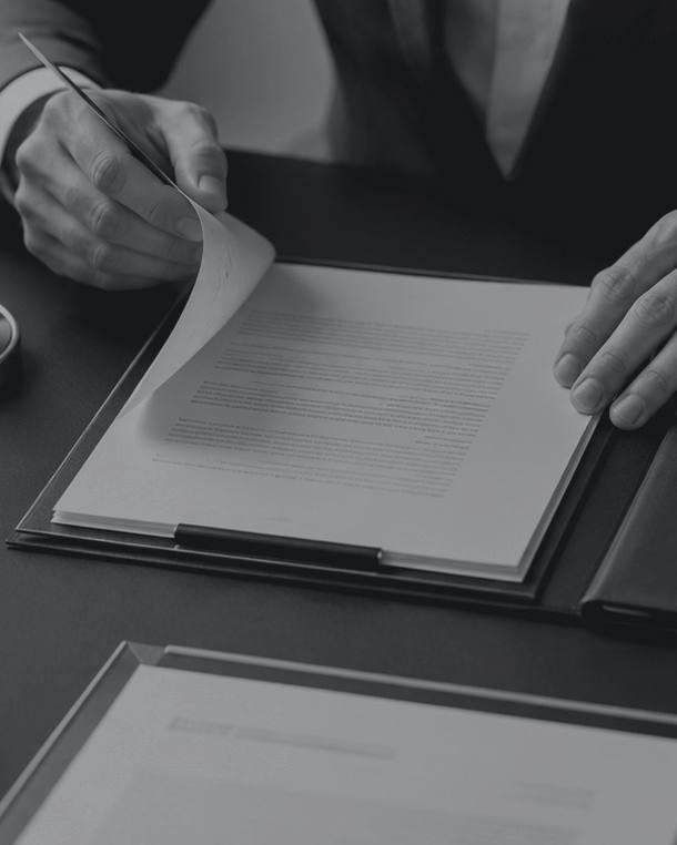 Revisión de documentos laborales sobre un escritorio.