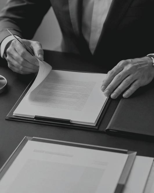 Documentos y expedientes sobre una mesa de trabajo.